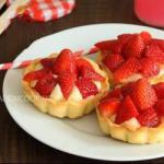 British Tarts with Cream and Fresh Strawberries Dessert