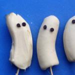 American Chocolate Bananas Lollis Decorated as Ghosts Dessert
