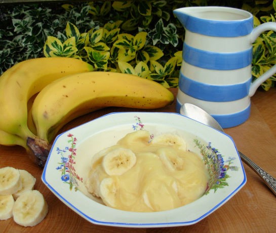 American Hot Custard and Bananas Dessert