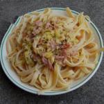 American Espaguettis with Cheese Sauce and Leeks Dinner