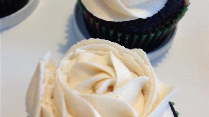 Irish Chocolate Beer Cupcakes With Whiskey Filling And Irish Cream Icing Recipe Dessert