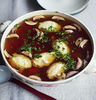 French Bouillon De Poulet Avec Des Quenelles De Volailles Soup