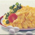 American Scrambled Eggs with Cheddar and Bagel Appetizer