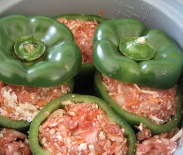 Romanian Crockpot Pork-stuffed Peppers Dinner