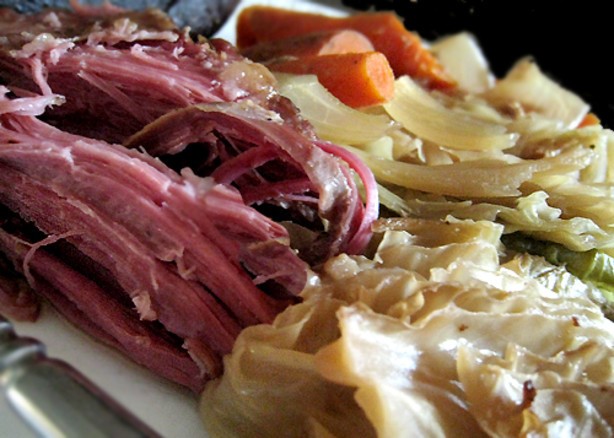 American Crock Pot Corned Beef and Cabbage 2 Dinner