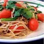 Espaguettis with Chicken Tomatoes and Spinach recipe