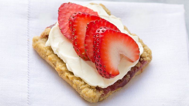 Australian Strawberry Streusel Cheesecake Dessert