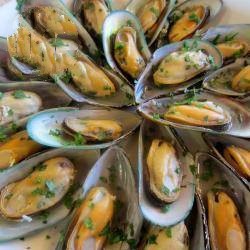 American Mussels with Garlic Sauce and White Wine Dinner