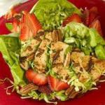 American Grilled Chicken Breast Strips on Lettuce with Berries and Pekannussen Appetizer