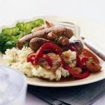 British Mashed Potatoes to the Mustard with Sausages and Sauce to the Onion Appetizer