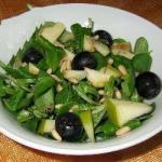 American Field Salad with Apples and Grapes Appetizer