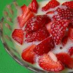 American Strawberries with Cream Rumowym Appetizer