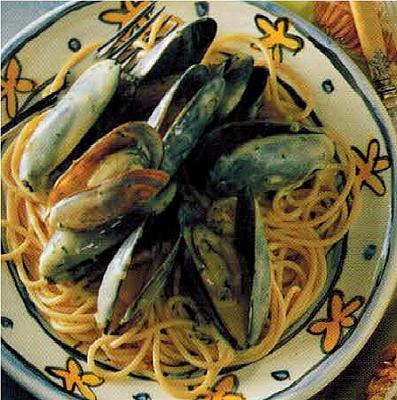 American Spaghetti With Creamy Garlic Mussels Dinner