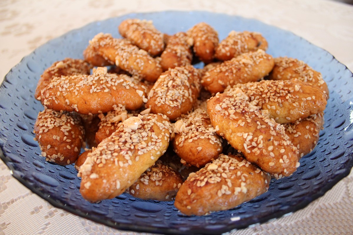 American Honey Cookies with Walnuts Appetizer