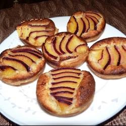 American Tartlets with Plums Dessert