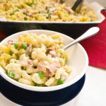 American Homemade Macaroni and Cheese With Prosciutto and Peas Appetizer