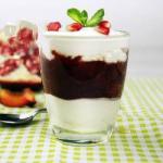 Schmand Mousse with Plum Compote of Pomegranate recipe