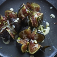 Italian Honey and Pistachios Figs Dessert