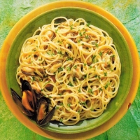 Italian Spaghetti with Creamy Mussel Dinner