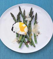 American Roasted Asparagus Salad with Poached Eggs Appetizer