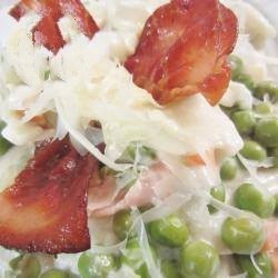 American Noodles Monito with Sauce of Peas and Cream Cheese Appetizer