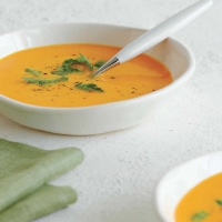 Thai Thai-style Carrot Soup with Chrysanthemum Leaves Soup