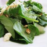 American Spinach Salad with Roquefort and Walnuts Appetizer