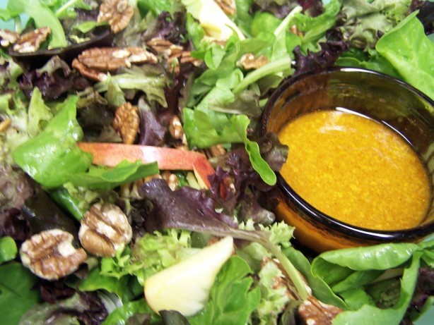 American Mixed Greens Salad With Apples and Maplewalnut Oil Dressing Appetizer