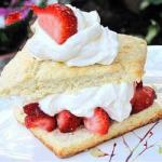 American Tarteletas of Scon with Strawberries and Yogurt Greek Dessert