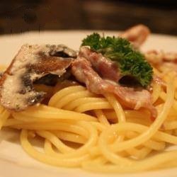 American Spaguettis with Ham Champignones and Cream Appetizer