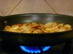 Home Fried Potatoes With Garlic And Bacon En recipe