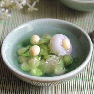 Vietnamese Che Vai Hat Sen  Vietnamese Lotus Seed Sweet Soup with Lychee Dessert