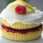 American Spongy Cake of Lemon and Raspberries Dessert