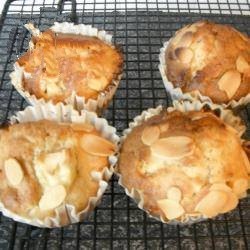 American Muffins of Apple and Almonds Threaded Dessert