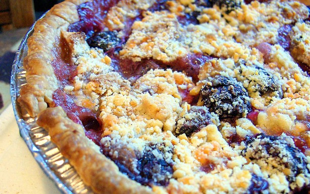 American Saucy Apple and Blackberry Pie Dessert