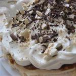 American Cake Pavlova with Bananas and Cream Toffee Dessert
